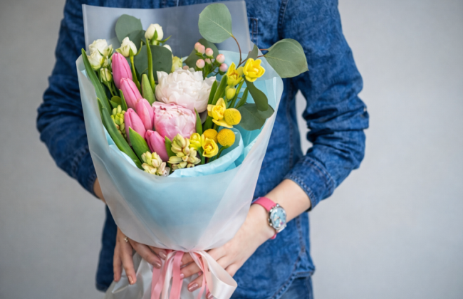 Чоловік анонімно надсилав дружині квіти, щоб «перевірити» її: Верховний суд Туреччини визнав, що це сприяло розпаду сім’ї