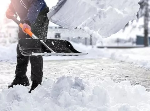 Підприємцям у Києві дають 30 хвилин на прибирання снігу біля своїх закладів, інакше – штрафуватимуть