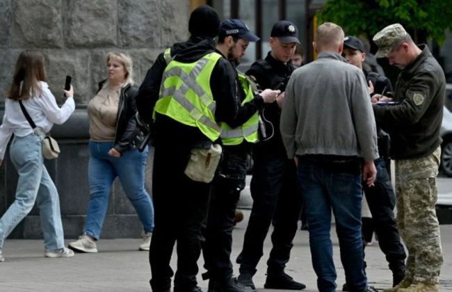 У Харкові суд оштрафував на 17 тисяч гривень жінку, яка намагалася «відбити» чоловіка від ТЦК та поліції