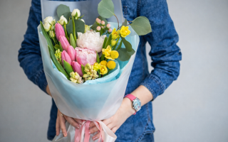 Муж анонимно отправлял жене цветы, чтобы «проверить» ее: Верховный суд Турции признал, что это способствовало распаду семьи