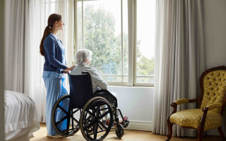 У США будинки для літніх людей оскаржують у суді підвищену оплату для працівників у свята