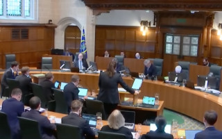 В Верховном суде Британии у судьи на телефоне включился подкаст — видео курьезного момента