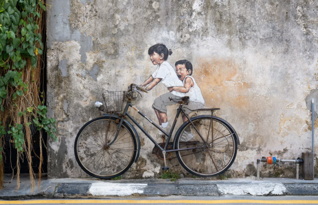 «Малайзийский Бенкси» подал иск против авиакомпании из-за использования своего мурала на самолете, фото