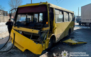 Маршрутка попала в ДТП с двумя грузовиками на Кольцевой дороге в Киеве, фото