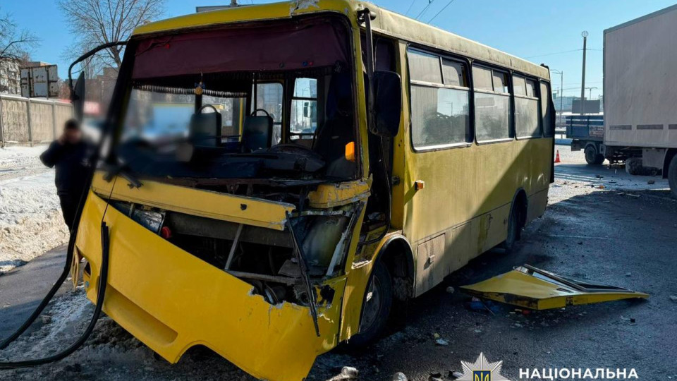 У Києві на Кільцевій дорозі маршрутка потрапила у ДТП з двома вантажівками, фото