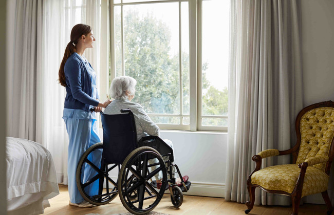 В США дома престарелых оспаривают в суде повышенную оплату для сотрудников в праздничные дни