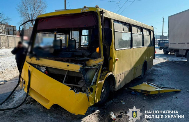 У Києві на Кільцевій дорозі маршрутка потрапила у ДТП з двома вантажівками, фото