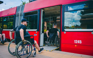 Автобуси, трамваї та тролейбуси – який транспорт та де в Україні справді доступний для всіх