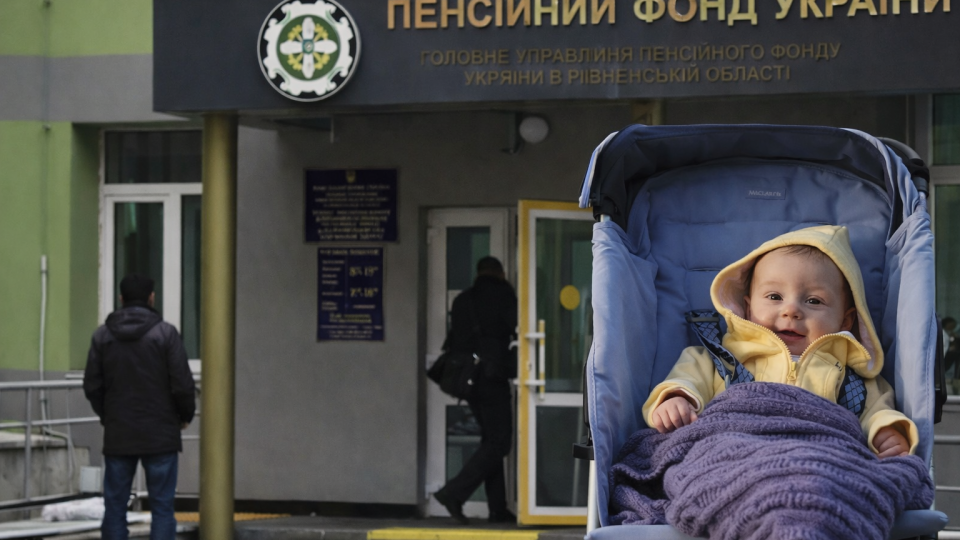 Онлайн не работает, в ПФУ – очереди: Гетманцев объяснил, что происходит с новыми выплатами для родителей