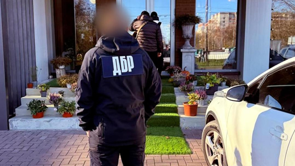 У экс-начальника ГМС в Хмельницкой области нашли магазин элитной мебели и три «забытых» автомобиля