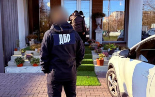 У ексначальника ДМС в Хмельницькій області знайшли магазин елітних меблів та три «забуті» автомобілі