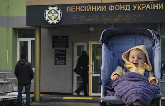 Онлайн не работает, в ПФУ – очереди: Гетманцев объяснил, что происходит с новыми выплатами для родителей