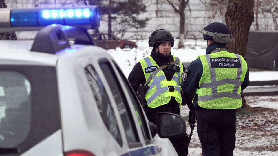 У Києві чоловік підпалив два авто у Дарницькому районі – поліції заявив, що «заради розваги»