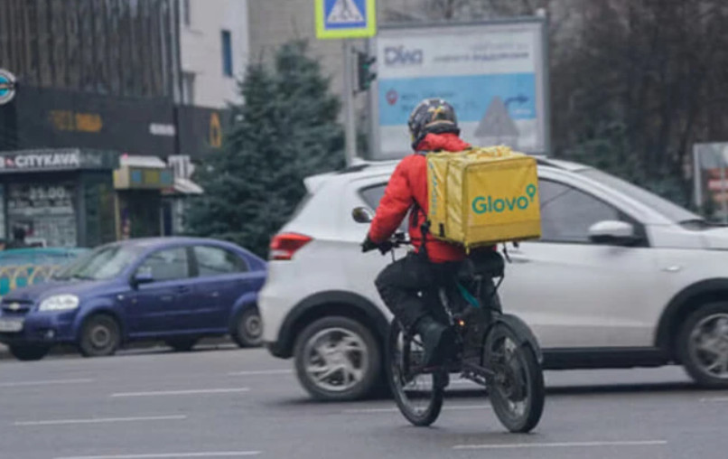Від 4 до 11 тисяч гривень — через збій Glovo масово списав з клієнтів «щедрі» чайові кур'єрам