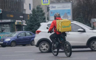 От 4 до 11 тысяч гривен — из-за сбоя Glovo массово списал с клиентов «щедрые» чаевые курьерам