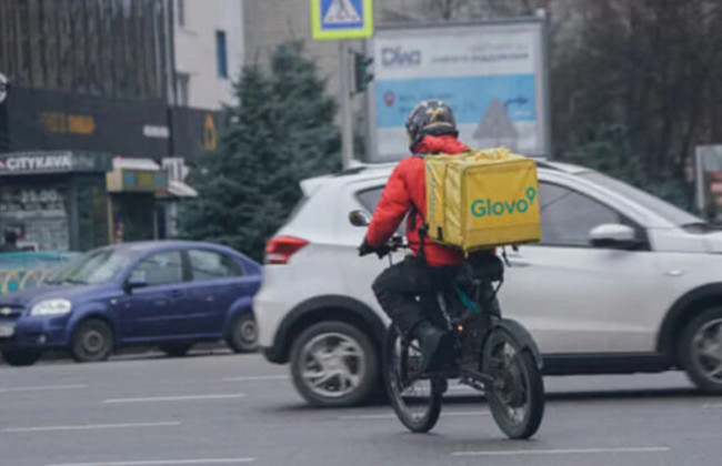 От 4 до 11 тысяч гривен — из-за сбоя Glovo массово списал с клиентов «щедрые» чаевые курьерам
