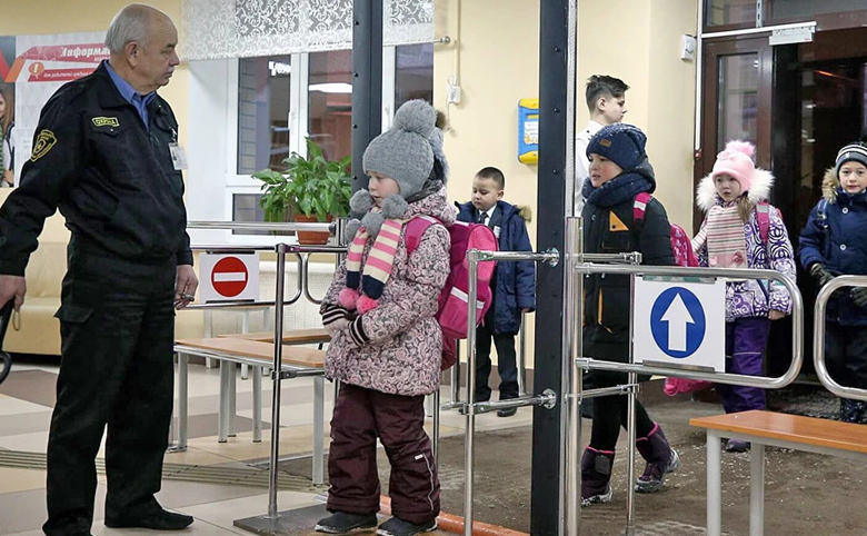 В школах могут появиться металлодетекторы и видеонаблюдение — образовательный омбудсмен Лещик прокомментировала новые правила охраны