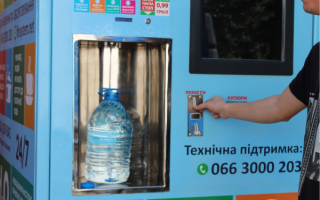 Продажа воды через автоматы: когда чек не обязателен, а безналичная оплата — уже обязательна