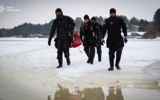 Под Киевом уже неделю ищут водителя автомобиля, провалившегося под лед во время «дрифта»