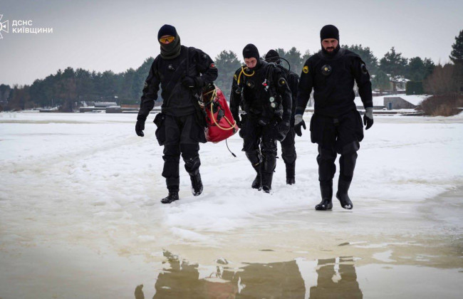 Під Києвом уже тиждень шукають водія автомобіля, що провалився під лід під час «дрифту»