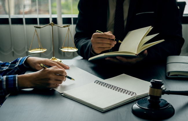 Попытался скрыть опоздание в суд: юриста лишили права на практику