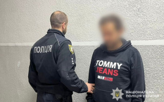 Поліцейські зламали двері, щоб врятувати 16-річну дівчину: на Закарпатті іноземця затримали за підозрою у зґвалтуванні