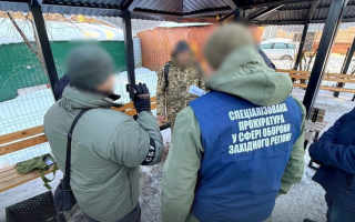 На Рівненщині інструктору повідомили про підозру: обіцяв військовому службу в тилу за 5,5 тисяч доларів