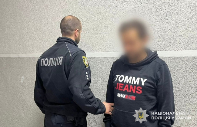 Поліцейські зламали двері, щоб врятувати 16-річну дівчину: на Закарпатті іноземця затримали за підозрою у зґвалтуванні