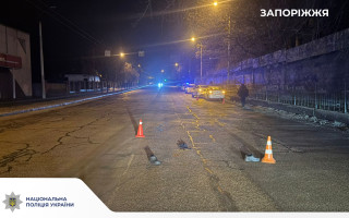 В Запорожье одного пешехода переехали сразу два автомобиля