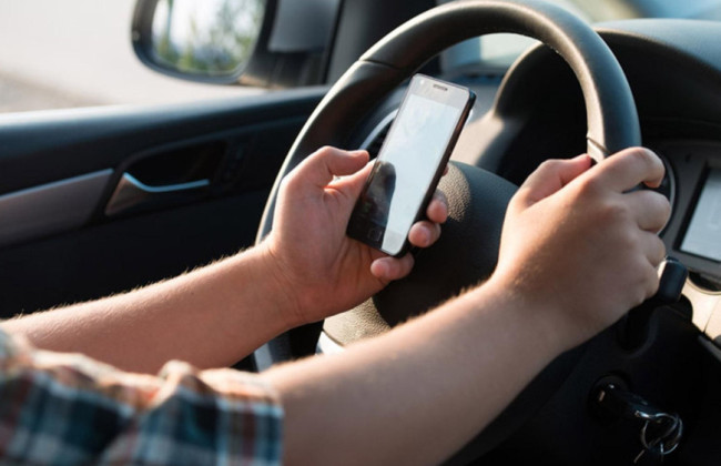Користування телефоном за кермом — який штраф чекає на водіїв за порушення