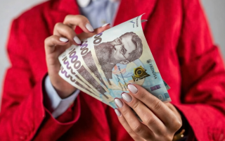 Жінка-ВПО виїхала за кордон — держава вимагає повернути 6 тисяч гривень допомоги: що вирішив суд