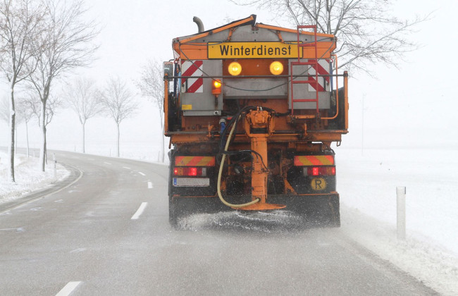 Бавария инновационно борется с льдом на дорогах с помощью огуречного рассола