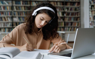 У США студентка подала до суду на університет через звинувачення у використанні ШІ