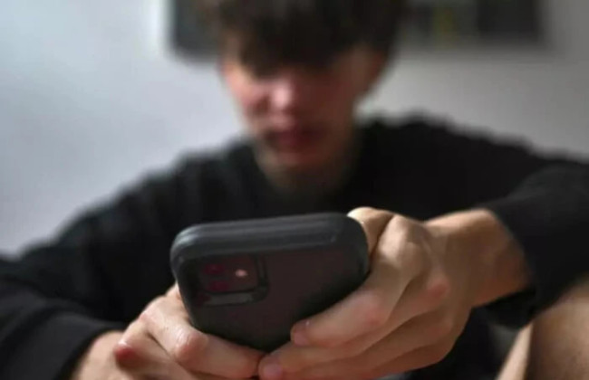 Без алгоритмов и автозапуска – в Германии хотят создать отдельные версии соцсетей для подростков