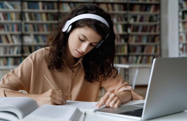 У США студентка подала до суду на університет через звинувачення у використанні ШІ