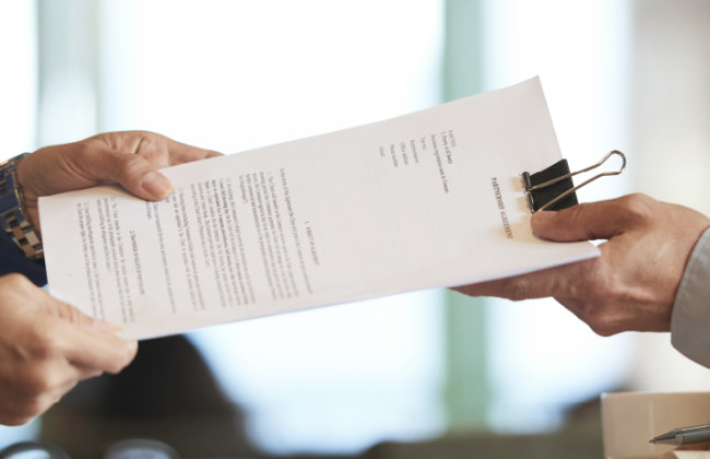 Як підліткам, які перебувають за кордоном, отримати індивідуальний податковий номер — алгоритм дій