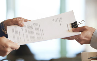 Як підліткам, які перебувають за кордоном, отримати індивідуальний податковий номер — алгоритм дій