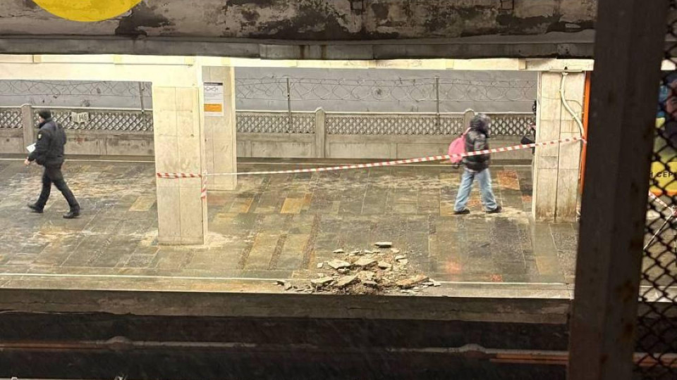 В Киеве на станции метро «Теремки» обрушилась часть потолка