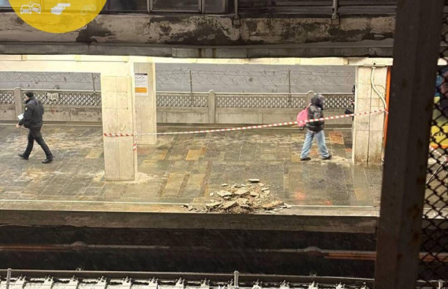 У Києві на станції метро «Теремки» обвалилася частина стелі