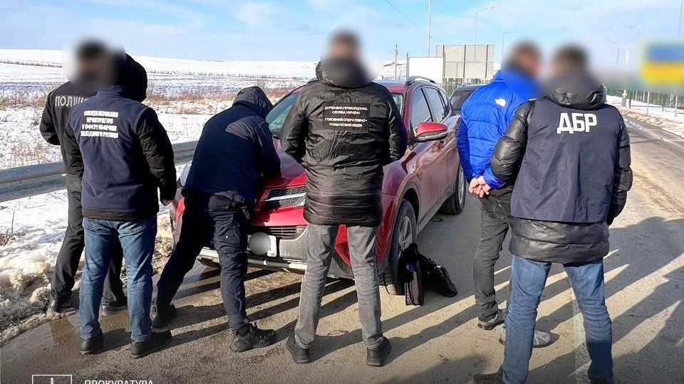 15 тысяч долларов за выезд: во Львовской области мужчин переправляли за границу по паспортам 70- и 77-летних людей, которые умерли