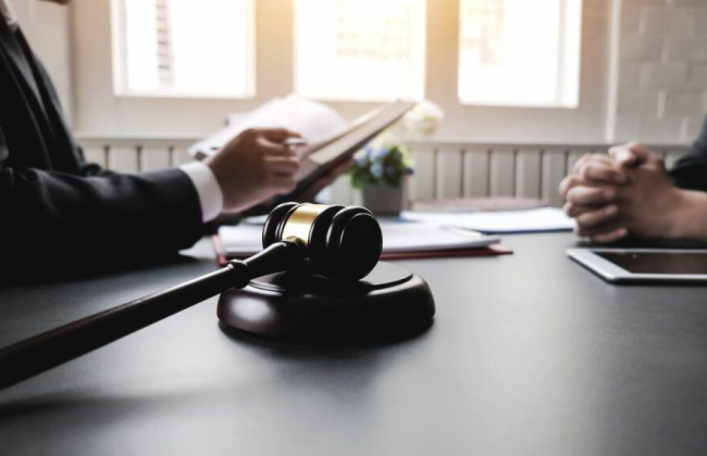 Немотивированный отказ в отложении рассмотрения дела нарушает принципы состязательности и право на справедливый суд — КАС ВС