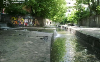 У Києві знесуть автомийку та шиномонтаж, незаконно збудовані біля річки Либідь