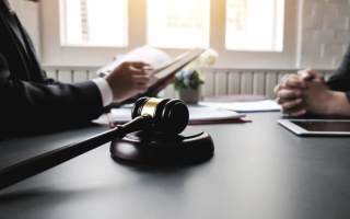 Невмотивована відмова у відкладенні розгляду справи порушує принципи змагальності та право на справедливий суд — КАС ВС