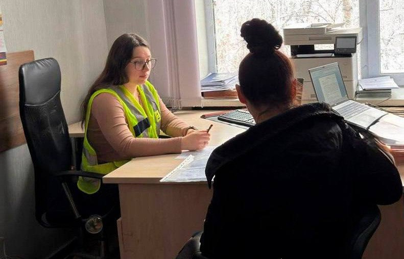 В Киеве 17-летняя девушка употребляла алкоголь, пыталась покончить с собой и оставила младенца в роддоме — ее матери объявили о подозрении