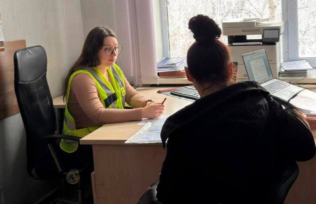 В Киеве 17-летняя девушка употребляла алкоголь, пыталась покончить с собой и оставила младенца в роддоме — ее матери объявили о подозрении