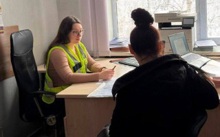 У Києві 17-річна дівчина вживала алкоголь, намагалася покінчити з собою та залишила немовля в пологовому — її матері оголосили підозру