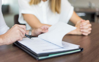 Працівник не погоджується на нові умови праці: чи можна його звільнити