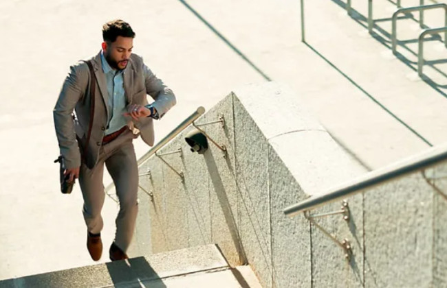 Запізнення до суду на 30 хвилин коштували адвокату кар’єри та 12 700 доларів