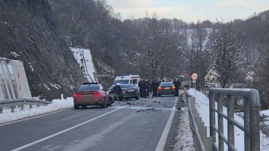 В Черногории автомобиль украинца врезался в полицейский эскорт: что известно