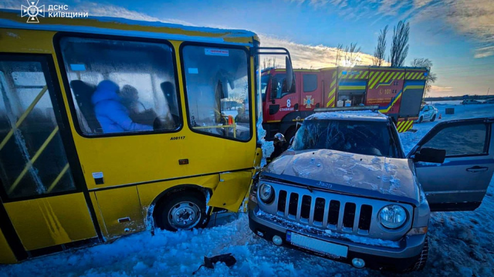 В Киевской области в ДТП столкнулись школьный автобус с детьми и легковушка: фото